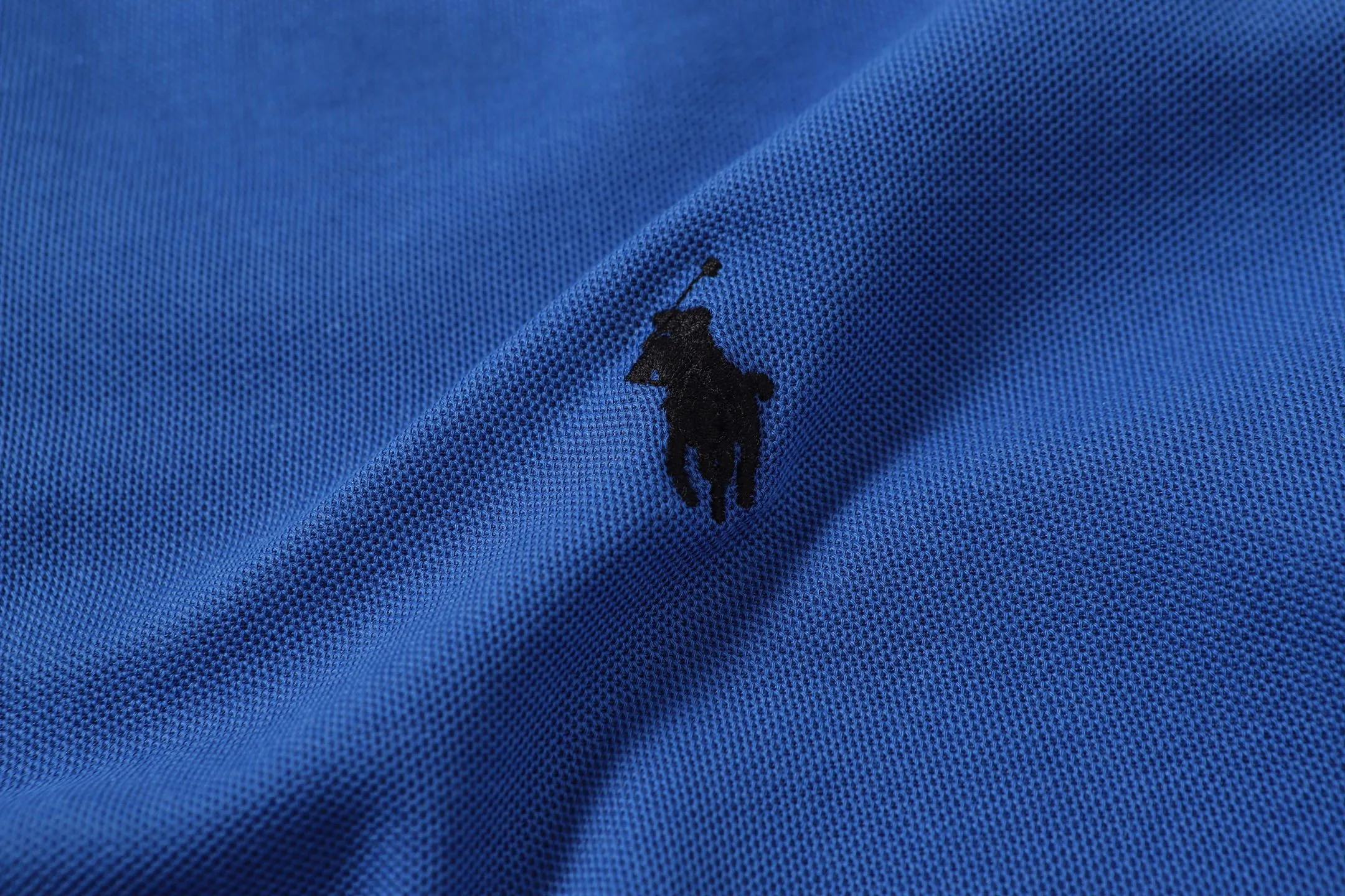 P146 Style No.: A013 [Ralph Lauren Classic Logo Embroidered Polo Shirt] ✅250g fine cotton pique fabric, custom-woven and dyed threads ✅Original stickers Scan the QR code to enter the official website ✅Large version, loose and stylish, can wear up to 210 pounds Color: Black White Navy Blue Sky Blue Dark Gray Floral Gray Size: S-XL